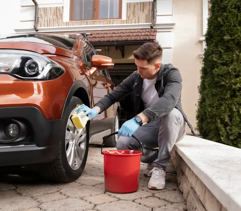 Lavage auto à domicile Bartrès : professionnel intervenant sur un véhicule